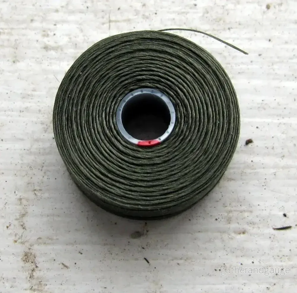 S-Lon Bead Thread – Olive, Strl D, 1 Rulle S-Lon Bead Thread – Olive, Strl D, 1 Rulle