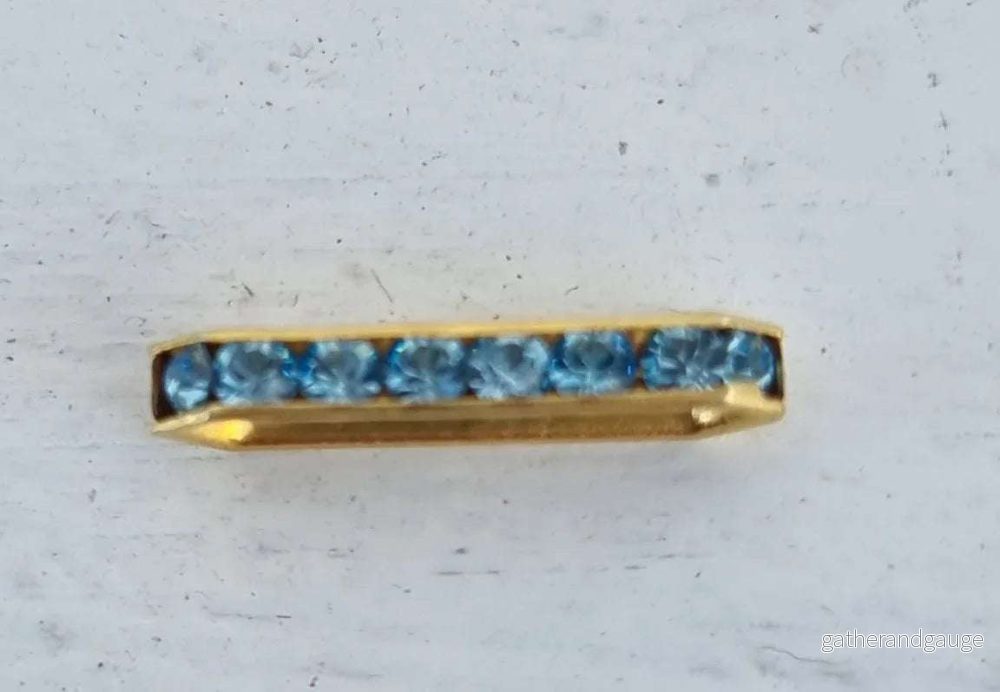Swarovski strass-slider – Aquamarine / Gold 17x4mm, 1 styck Swarovski strass-slider – Aquamarine / Gold 17x4mm, 1 styck