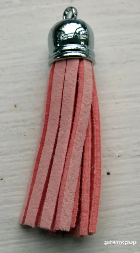 Hänge tassel – Moccaimitation Rosa 36mm 1 pack Hänge tassel – Moccaimitation Rosa 36mm 1 pack