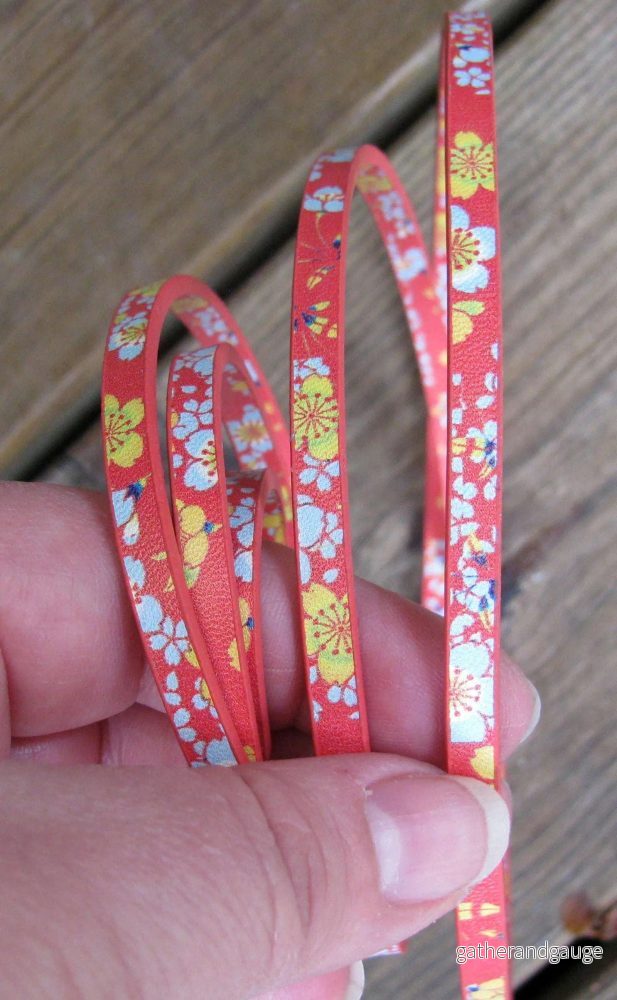 Läderimitation Platt Bred 5mm - Röd med Blommor, Dubbelsidig 1,2m - Bild 2