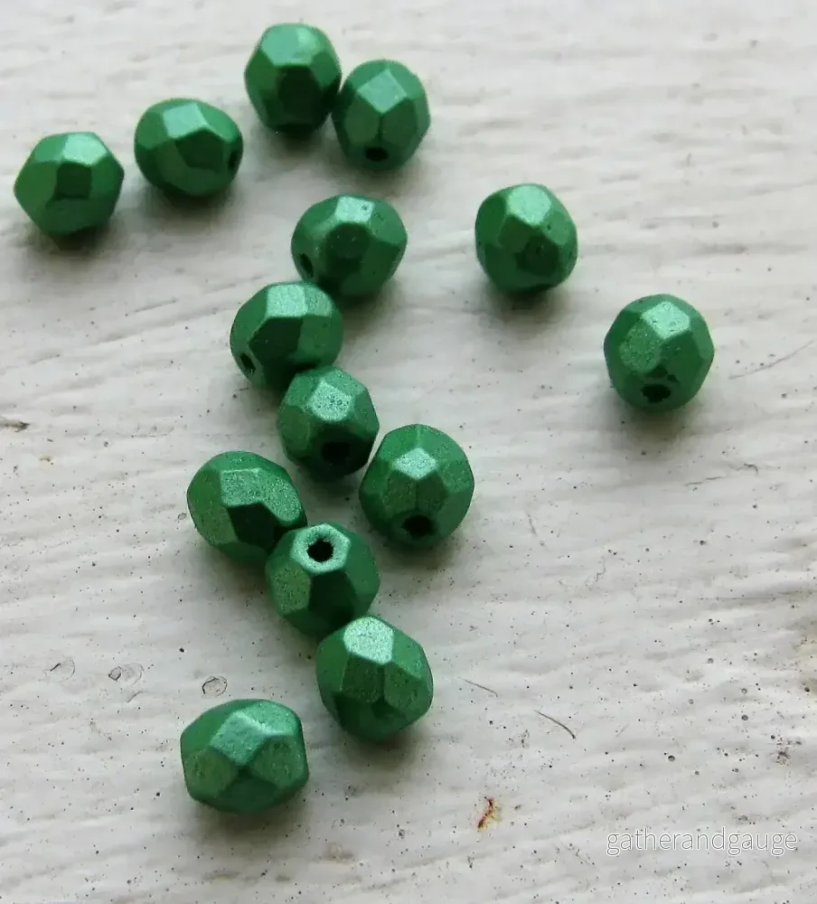 Tjeckiska Firepolish - Coated Green 4 mm, 50-pack - Bild 2