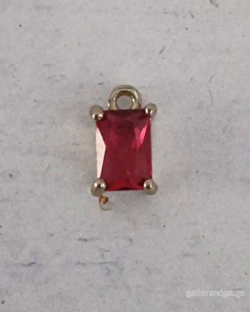 Berlock Facetterad – Rektangel med Röd zircon, 5x8mm 1 styck Berlock Facetterad – Rektangel med Röd zircon, 5x8mm 1 styck
