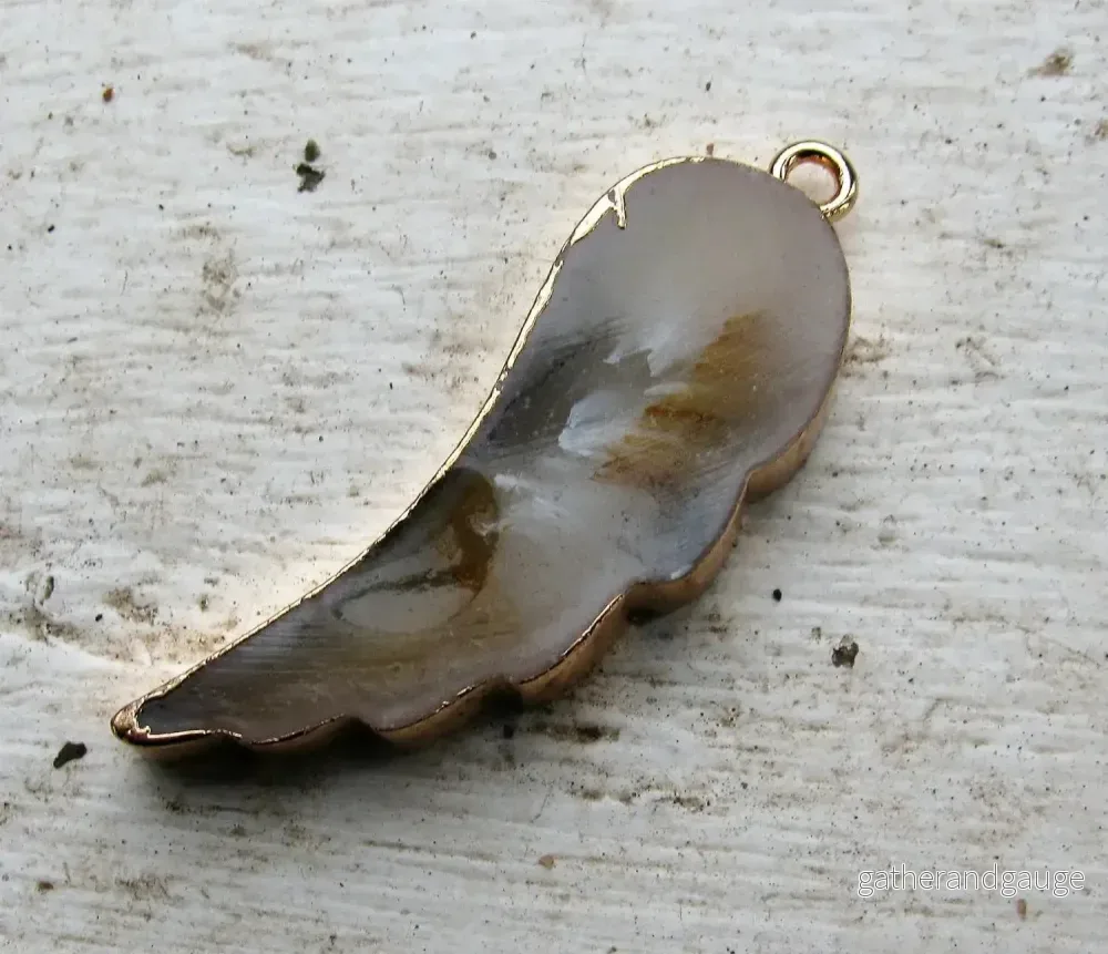 Hänge Imiterad Agat - Vinge Vit/Guld 45x17 mm 1 styck - Bild 2