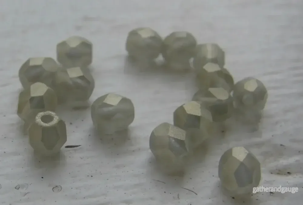 Tjeckiska Firepolish - Sueded Gold Black Diamond 4 mm, 50-pack - Bild 2