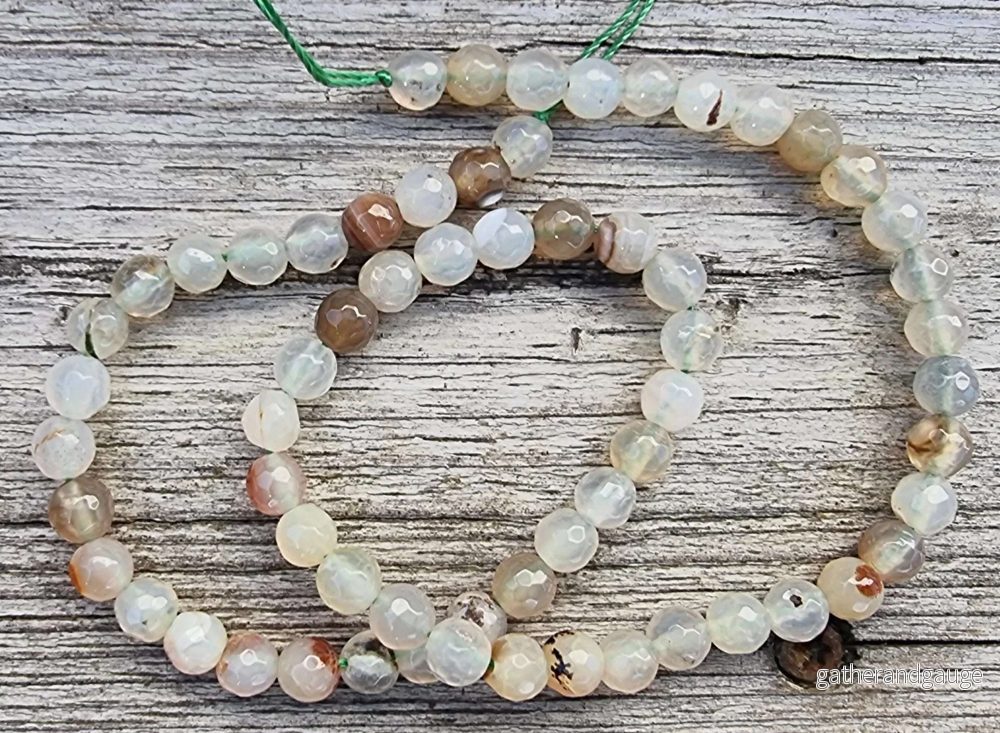 Agat facetterade runda – Beige/Grön mix, 6mm, 1 sträng