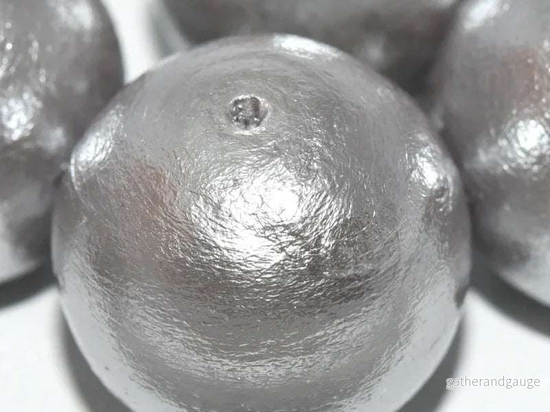 Miyuki Cotton Pearl – Grey 20mm, 1 styck