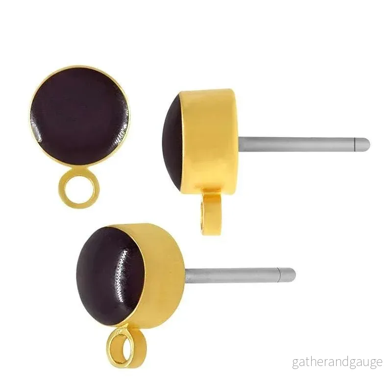 Örstickare 24K Guldpläterad – Rund med mörkröd mitt, 2-pack Örstickare 24K Guldpläterad – Rund med mörkröd mitt, 2-pack