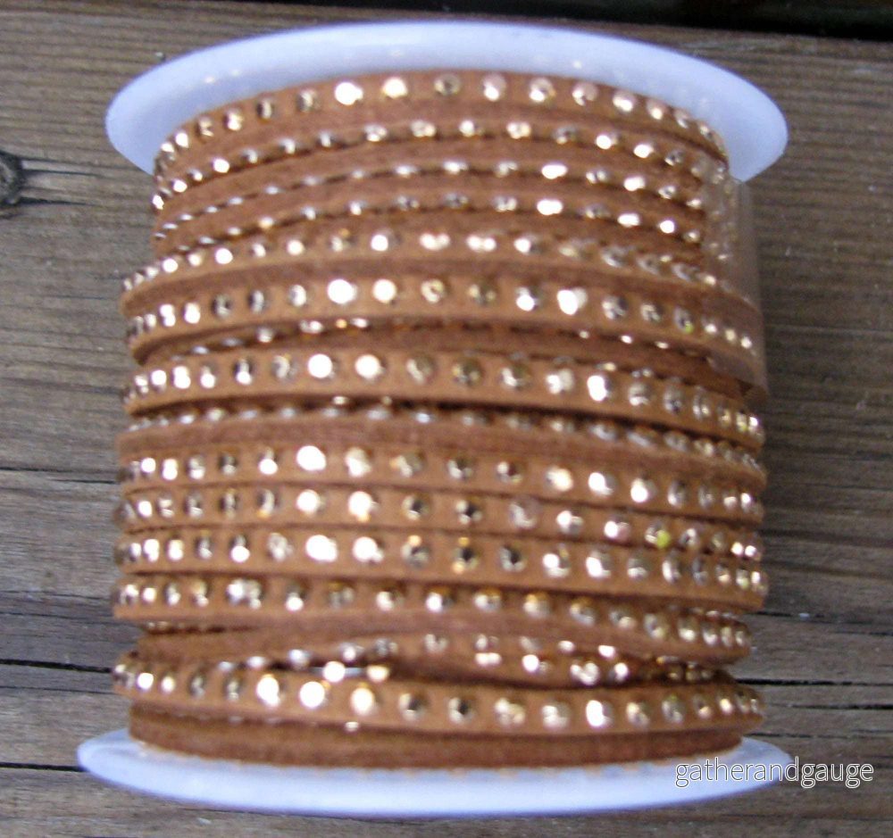 Mockaimitation – Brun med guldfärgade strasstenar, 2,6mm, 1 m Mockaimitation – Brun med guldfärgade strasstenar, 2,6mm, 1 m