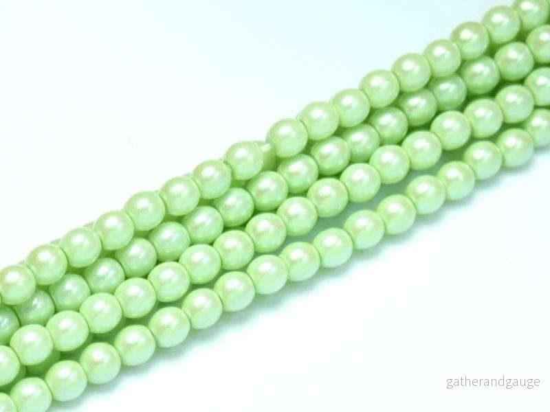 Tjeckiska Pearl Shell - Mint Green 2mm, 1 sträng