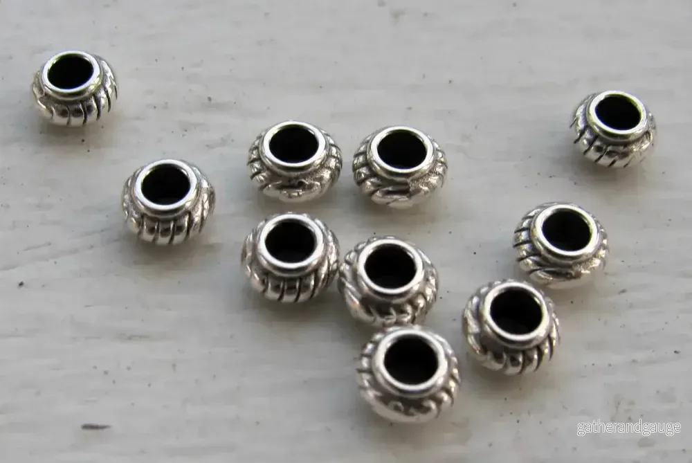 Mellandel silverfärgad - Tunna med streckmönster, stort hål, 10-pack - Bild 2