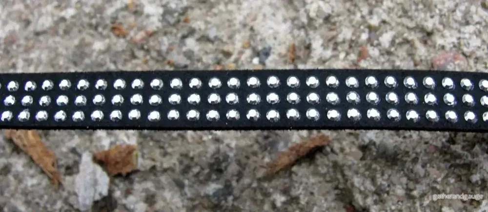 Mockaimitation – Svart med silvriga strasstenar, 10mm, 20 cm Mockaimitation – Svart med silvriga strasstenar, 10mm, 20 cm
