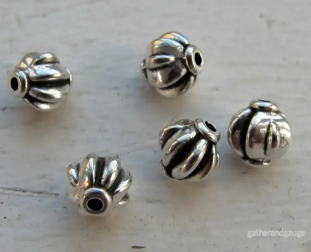 Mellandel silverfärgad – Randig rund 8mm 5-pack
