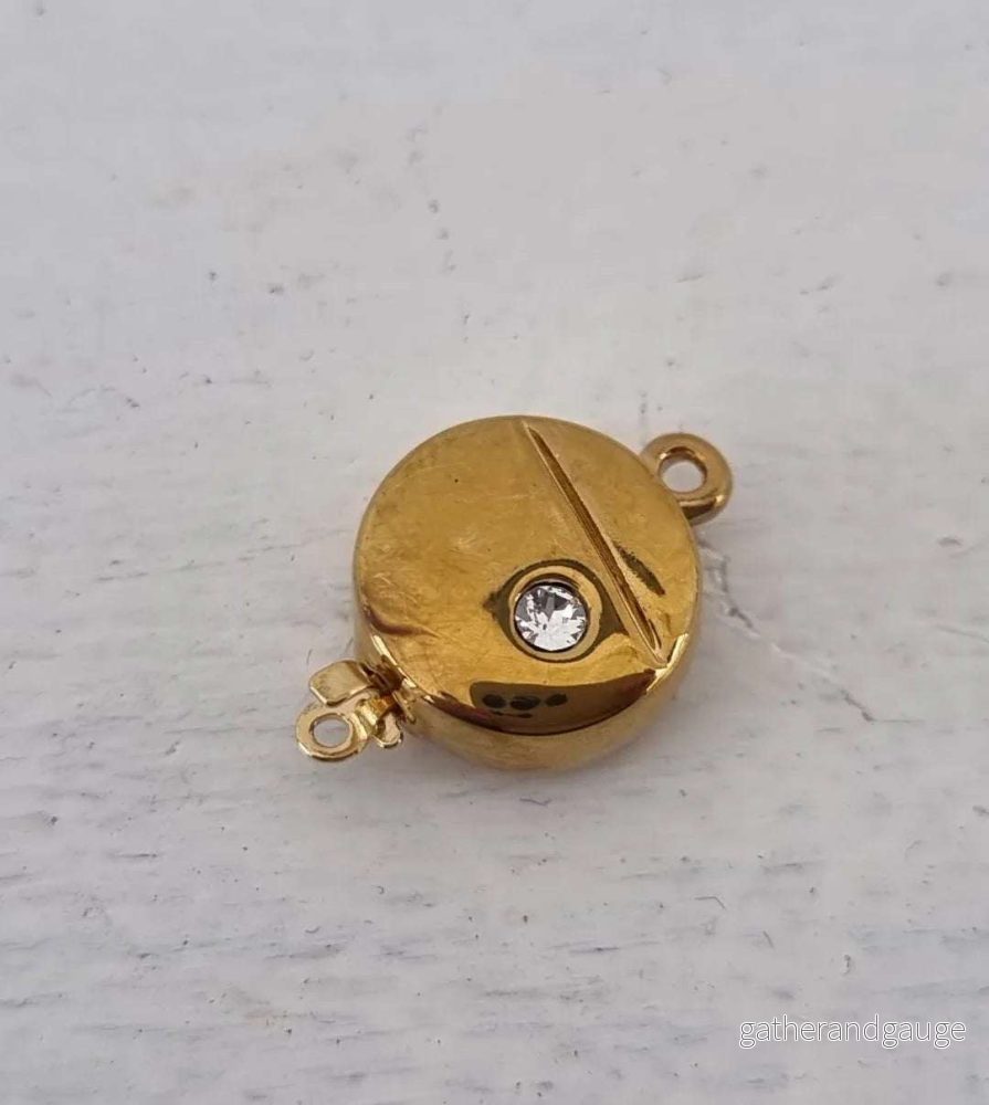 Claspgarten Instickslås – Platt rund med swarovskikristall och streck 23k guldpläterad 12,5mm, 1 styck