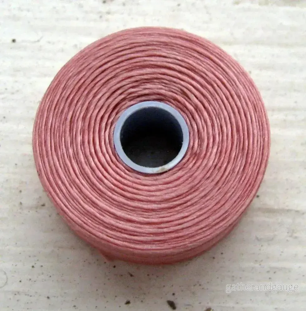 S-Lon Bead Thread - Rose, Strl D, 1 Rulle