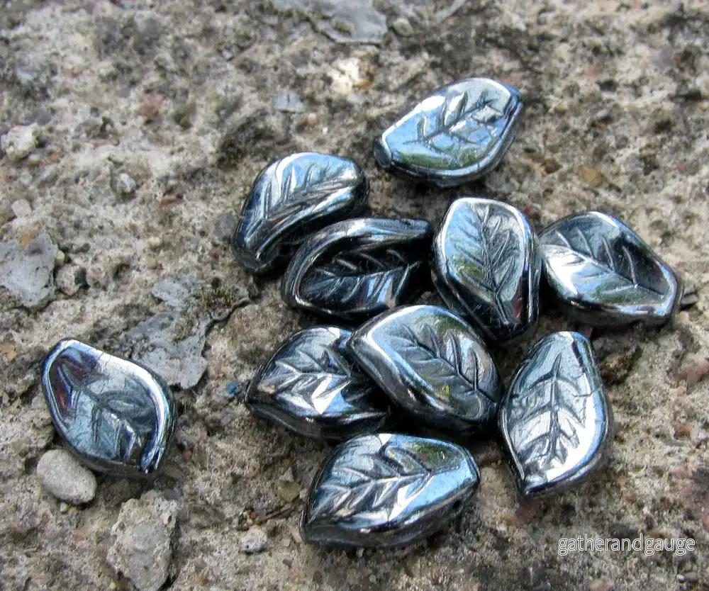 Glaspärlor Löv – Hematite, 9x14mm, 10-pack Glaspärlor Löv – Hematite, 9x14mm, 10-pack