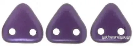 CzechMates Triangle Bead – Tvåhål, Pearl Coat Purple Velvet 6mm, 10 gram CzechMates Triangle Bead – Tvåhål, Pearl Coat Purple Velvet 6mm, 10 gram