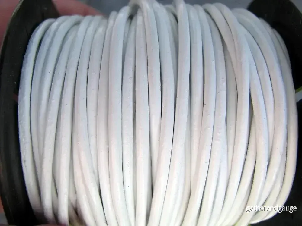 Läderband 2 mm - Vit, 1 m