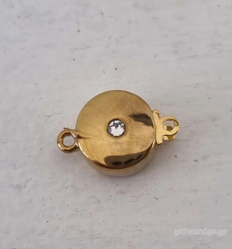 Claspgarten Instickslås – Platt rund med swarovskikristaller 23k guldpläterad 11mm 1 styck Claspgarten Instickslås – Platt rund med swarovskikristaller 23k guldpläterad 11mm 1 styck