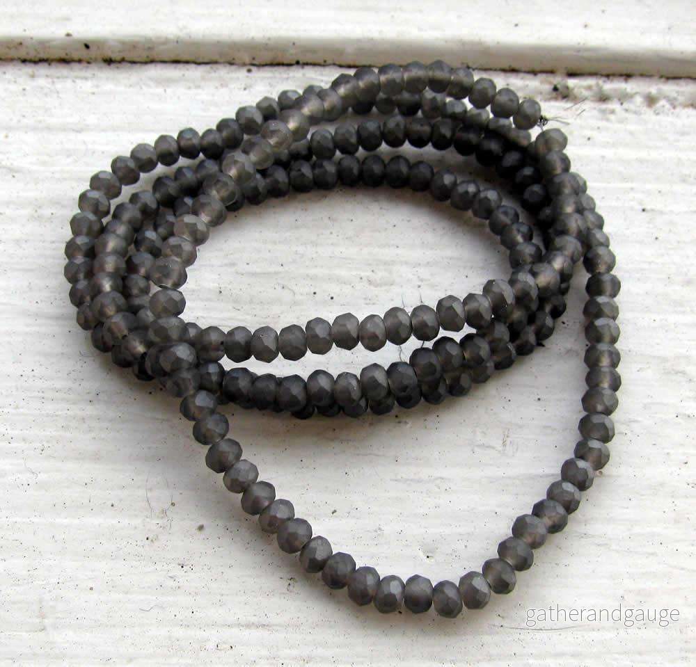 Facetterade glaspärlor - Matt Grå 2,5x2mm 1 sträng