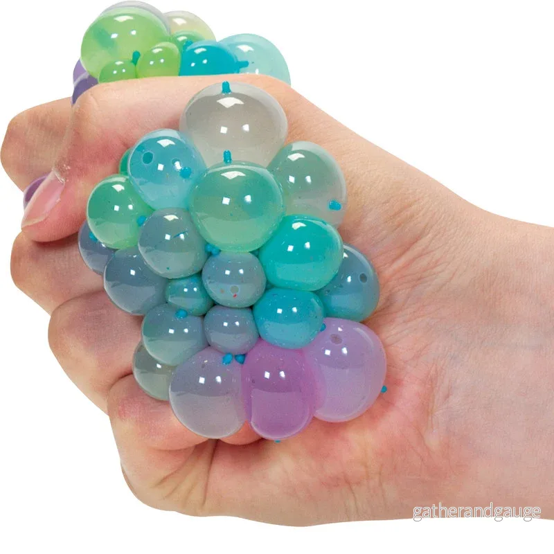 Mjuk squishy boll i nät i regnbågens färger
