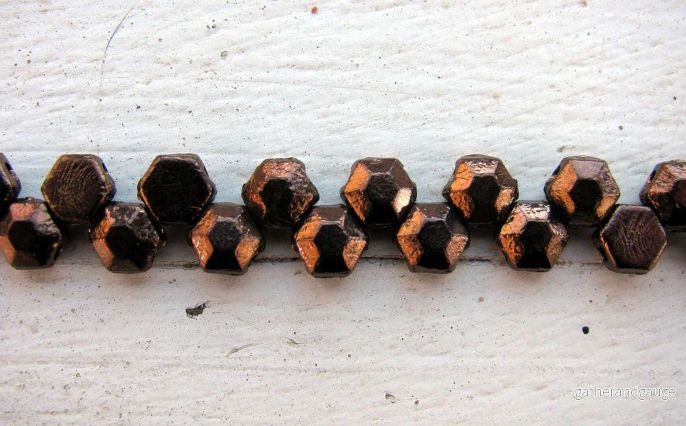 Honeycomb Jewel - Bronze 6mm, 1 sträng
