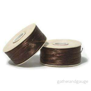 Nymo B – Brown 1 Rulle Nymo B – Brown 1 Rulle