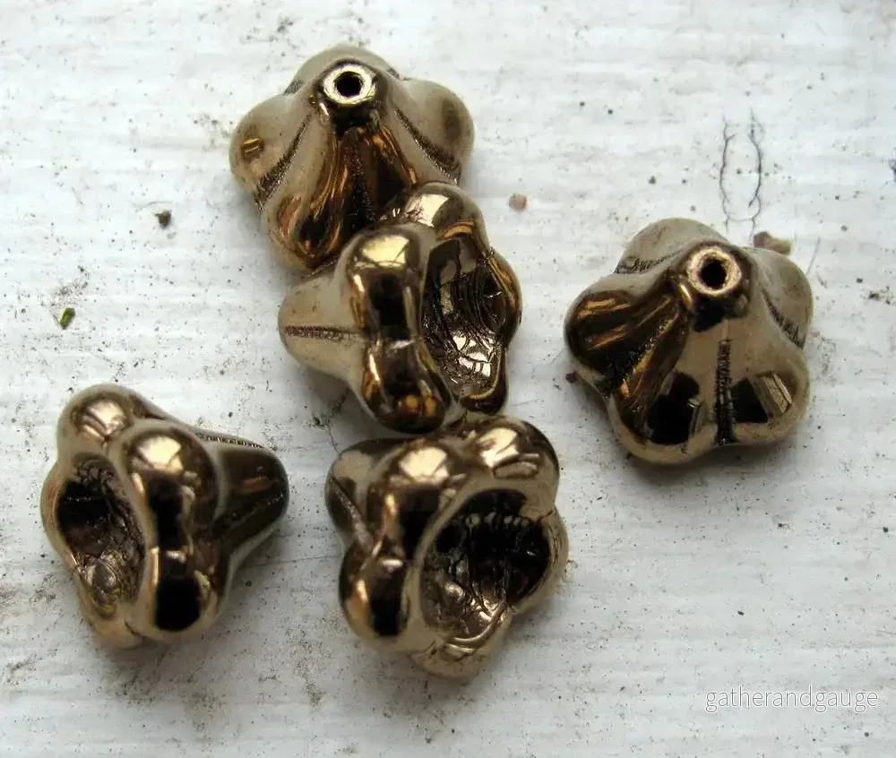 Tjeckiska änglakjolar/blommor – Light Bronze 11x13mm, 5-pack Tjeckiska änglakjolar/blommor – Light Bronze 11x13mm, 5-pack