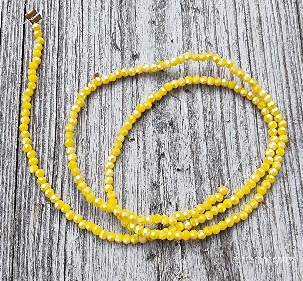 Facetterade glaspärlor – Gul AB 2,6×1,7mm 1 sträng