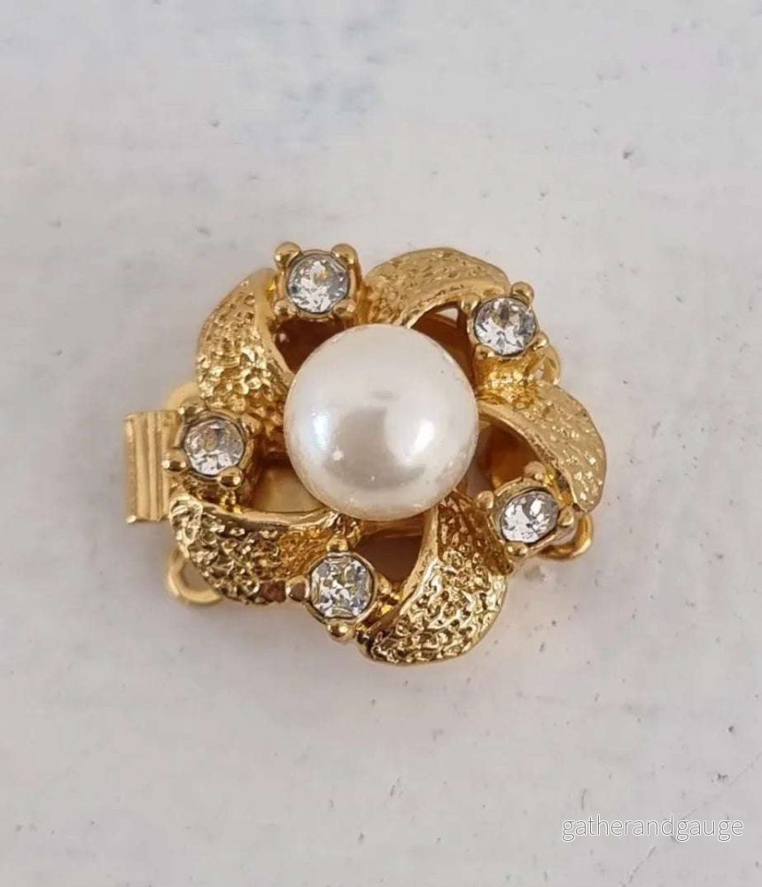 Instickslås – Jolie pearl 23k guldpläterad 16mm 1 styck Instickslås – Jolie pearl 23k guldpläterad 16mm 1 styck