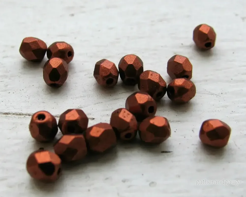 Tjeckiska Firepolish - Matte Metallic Dark Copper 4 mm, 50-pack - Bild 2