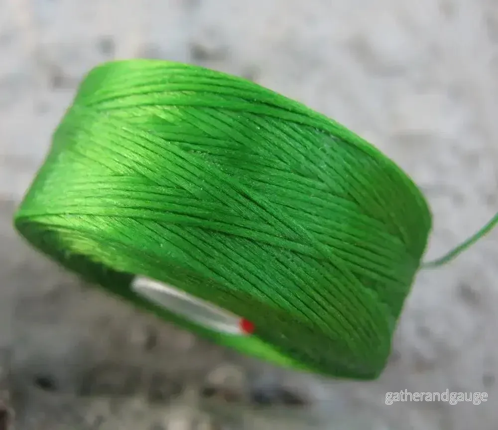 S-Lon Bead thread - Green, Storlek D, 1 Rulle - Bild 2