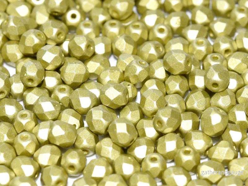 Tjeckiska Firepolish - Metallic Lime 4 mm, 50-pack