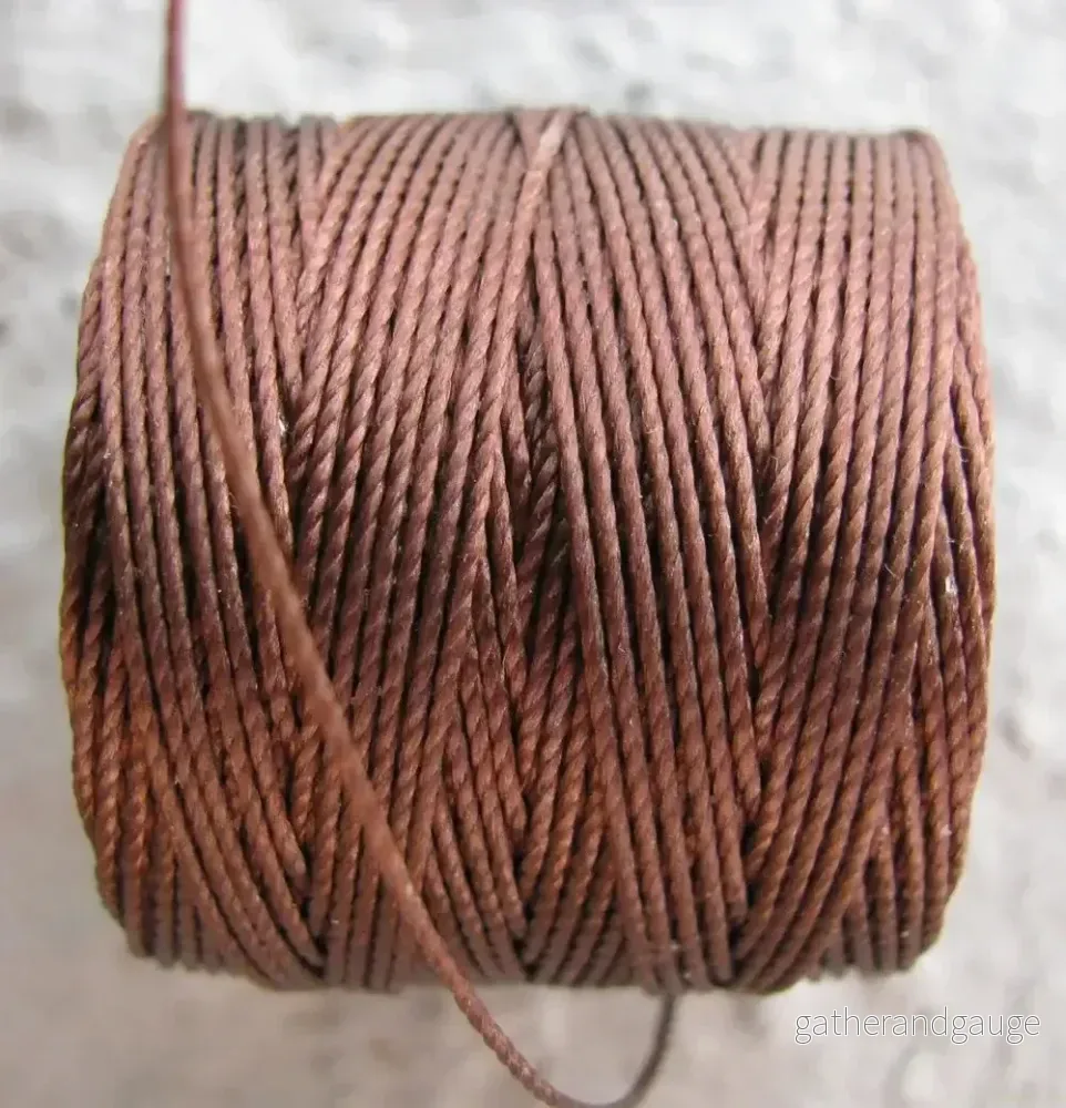 S-Lon Bead Cord - Brown / Brun, 1 Rulle - Bild 2