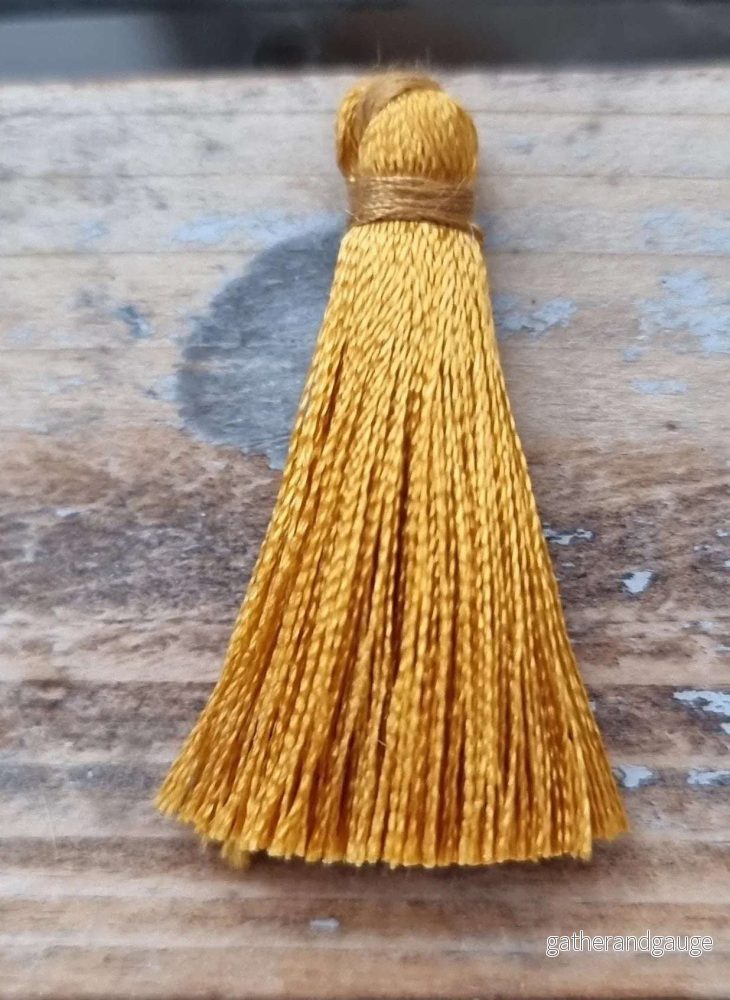 Hänge tassel polyester - Okra 35mm 1 styck
