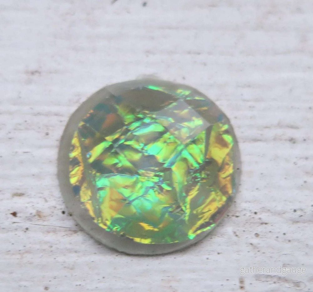 Cabochon av resin - Rund grå med oljeskimmer 15mm 1 styck