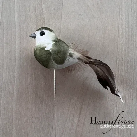 Fågel på pinne grön