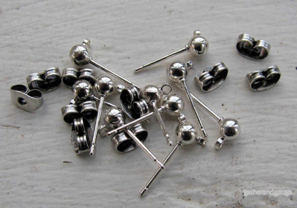 Örstickare i ljust silverfärgad - Kula med ögla, 4mm, 10-pack