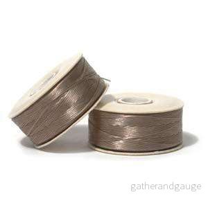 Nymo 0 - Sand Ash, 1 rulle