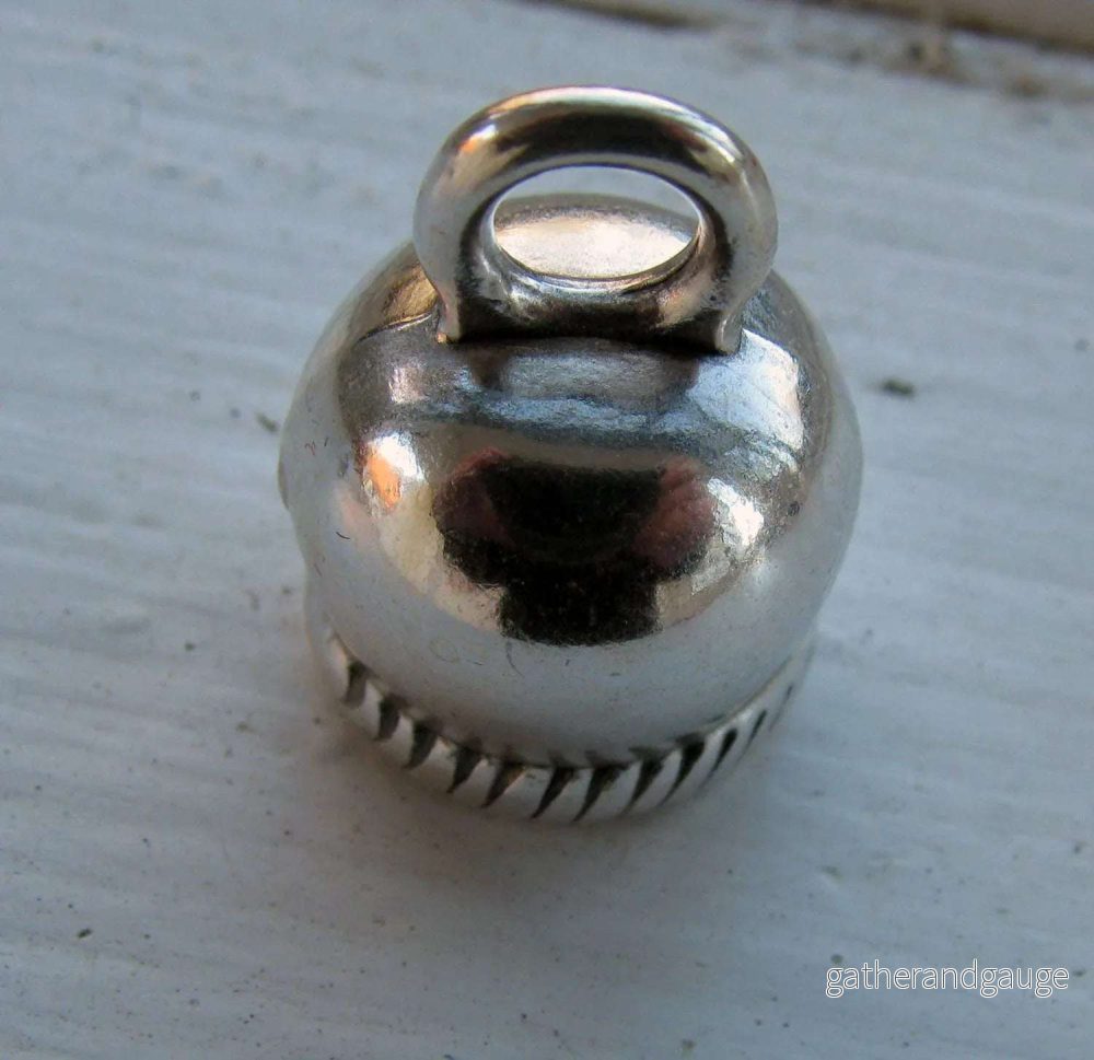 Ändfäste Antiksilverfärgade – Stor Rundad med Streck och Ögla, 11mm, 1 styck