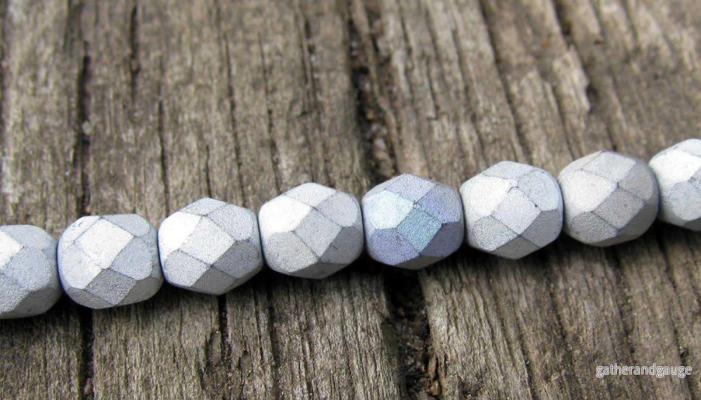 Tjeckiska Firepolish – Glittery Matte Silver 6mm, 1 sträng Tjeckiska Firepolish – Glittery Matte Silver 6mm, 1 sträng