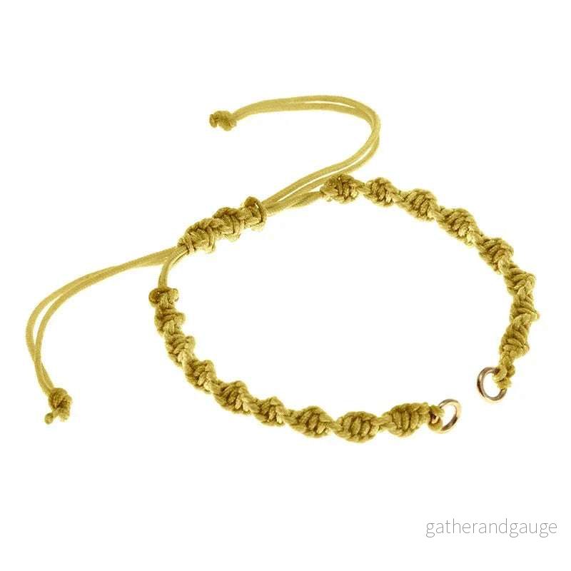Makraméarmband - Senapsgul snurrad med Guldringar 1 styck