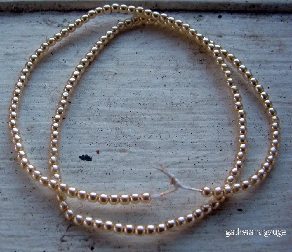 Tjeckiska vaxade glaspärlor - Cream 2mm, 1 sträng - Bild 2