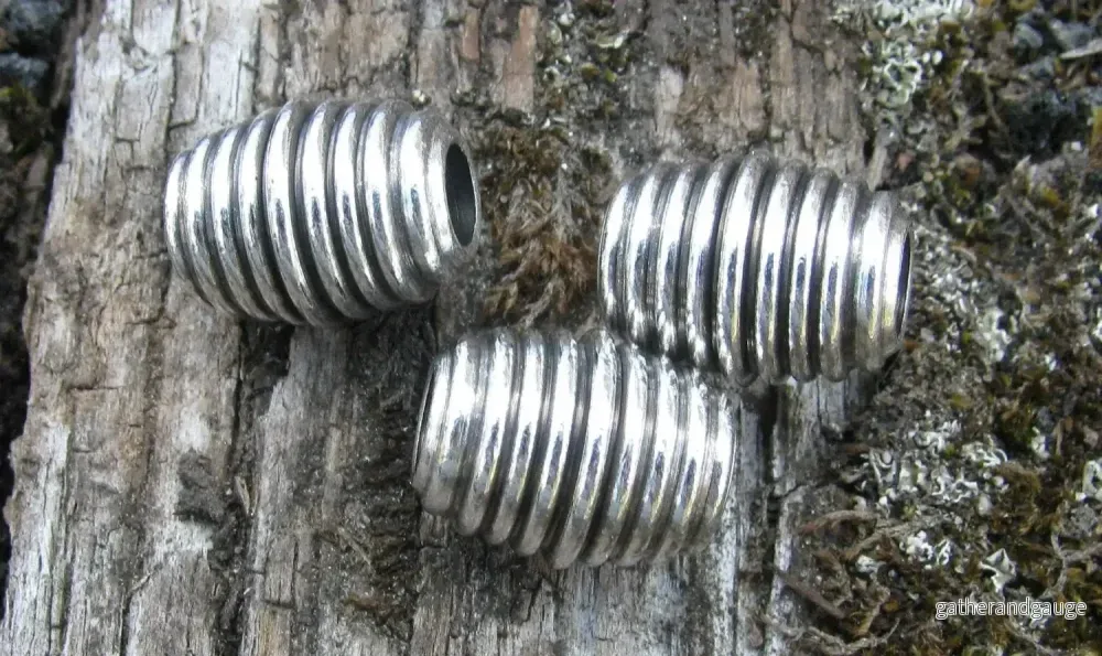 Mellandel Silverfärgad – Stor Tunna med Ränder 15x12mm, Stort Hål, 3-Pack