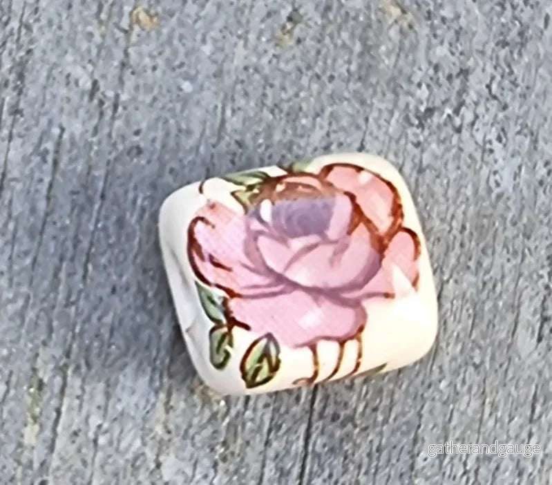 Porslinspärla Kub – Beige/Rosa Blommor 10mm 1 styck Porslinspärla Kub – Beige/Rosa Blommor 10mm 1 styck
