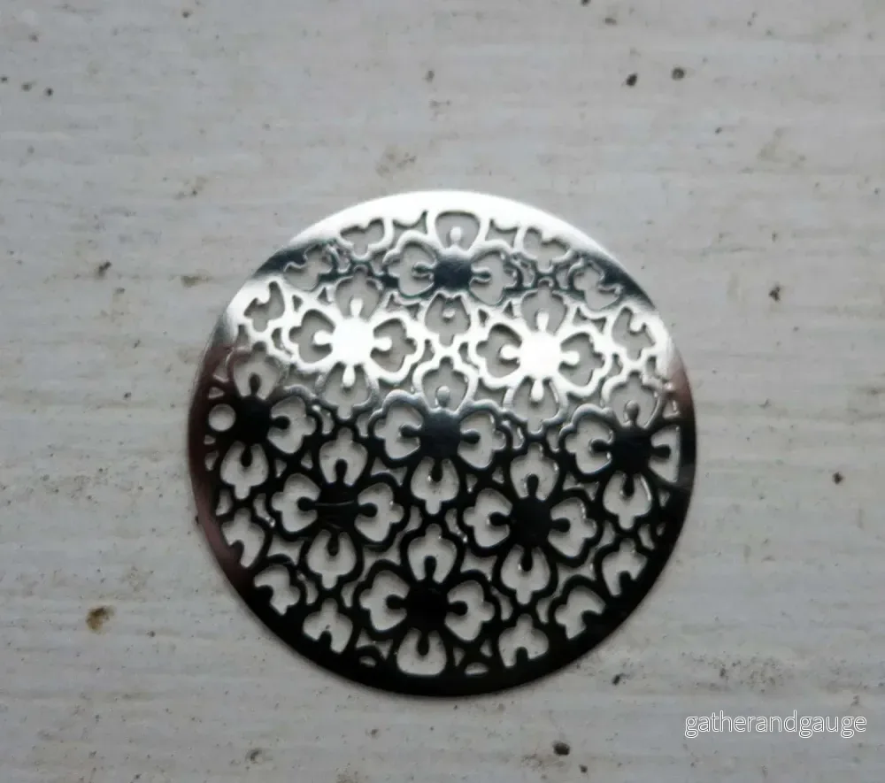 Connector / Hänge Silverfärgad – Mandala med blommor 30mm 1 styck Connector / Hänge Silverfärgad – Mandala med blommor 30mm 1 styck