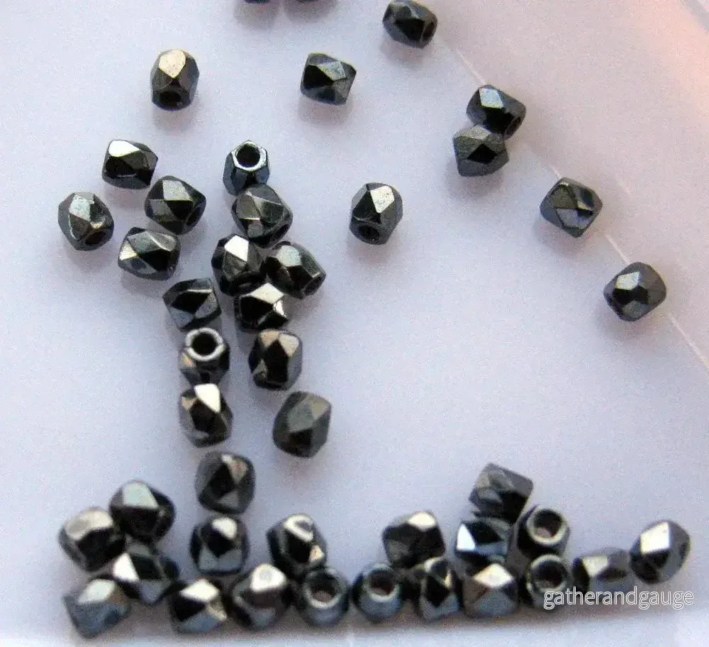 Tjeckiska Firepolish - Jet Hematite True 2 mm, 2 gram - Bild 3
