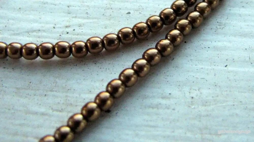 Tjeckiska Vaxade Glaspärlor – Antique Gold 2mm, 1 sträng
