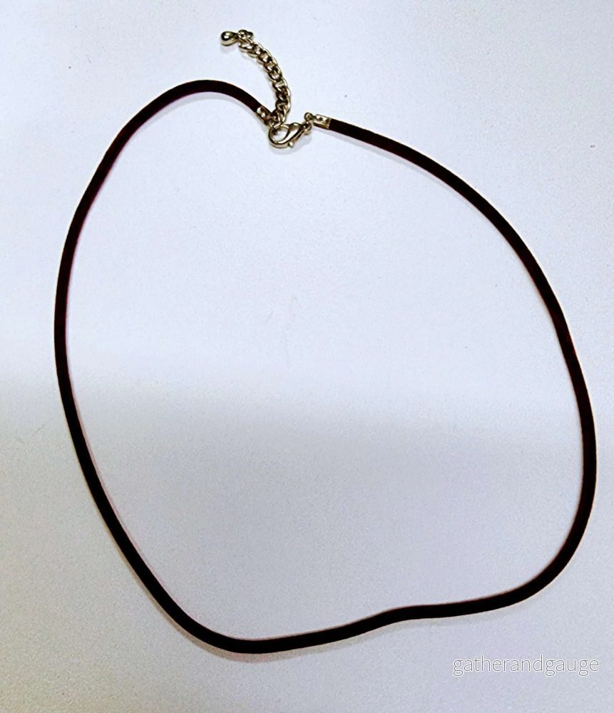 Gummi/sammet halsband – Brun ca 3mm, 1 styck Gummi/sammet halsband – Brun ca 3mm, 1 styck