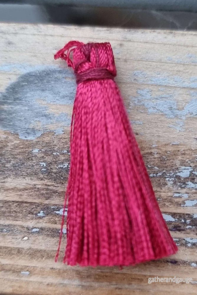 Hänge tassel polyester - Bordeaux 35mm 1 styck