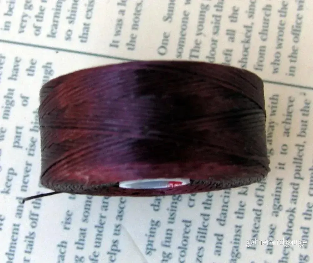 S-Lon Bead Thread - Burgundy, Strl D, 1 Rulle - Bild 2
